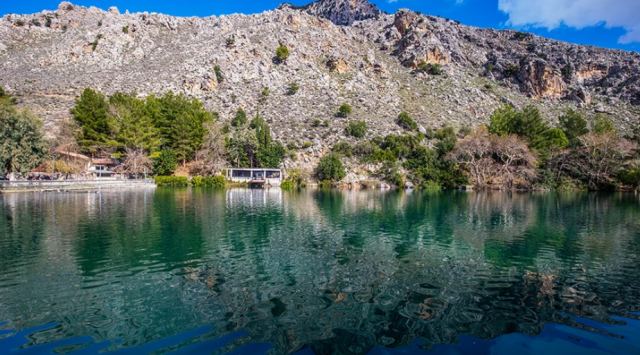 Λίμνη Ζαρού: Ο υδάτινος καθρέφτης που αντανακλά το μεγαλείο του Ψηλορείτη