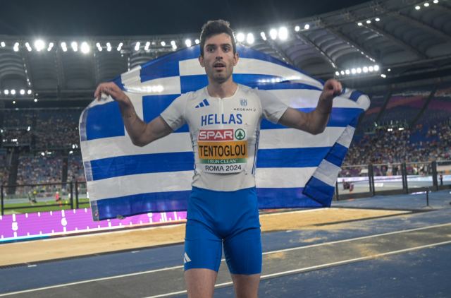 Μίλτος Τεντόγλου: Η απονομή και η επιστροφή στην Ελλάδα