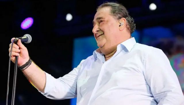 Βασίλης Καρράς: Έφυγε από το νοσοκομείο και ανέβηκε στην πίστα με την πεταλούδα στο χέρι