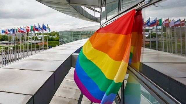 Το Ευρωπαϊκό Κοινοβούλιο ζητεί την αναγνώριση των ενώσεων ομοφυλοφίλων σε όλες τις χώρες-μέλη