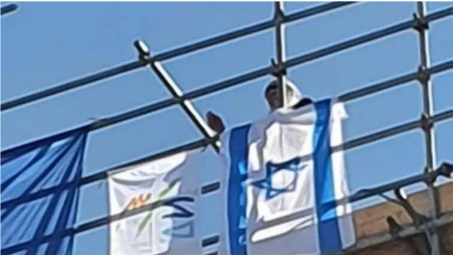 Άνδρας ανέβηκε στη σκαλωσιά του Παρθενώνα - Επί τόπου διαπραγματευτής