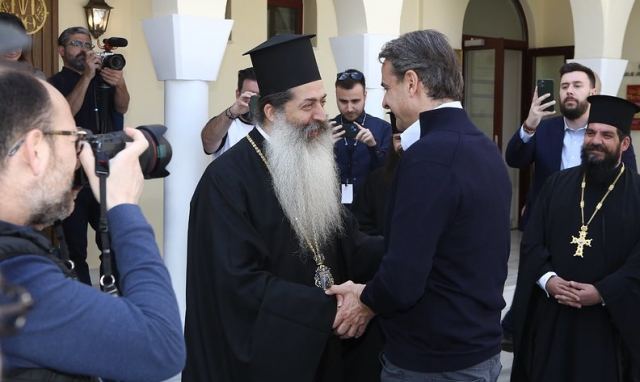 Οι φωτογραφίες που έδειξε ο Φθιώτιδος Συμεών στον Πρωθυπουργό - ΒΙΝΤΕΟ