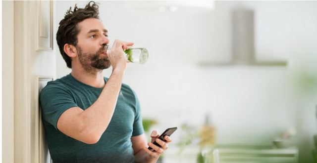 Καλοκαίρι: Τελικά πόσο νερό πρέπει να πίνεις;