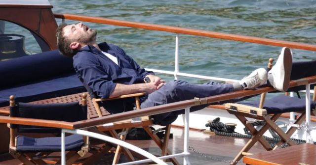 Μπεν Άφλεκ: Χαμός στο Twitter με τη φωτογραφία του να κοιμάται στον μήνα του μέλιτος