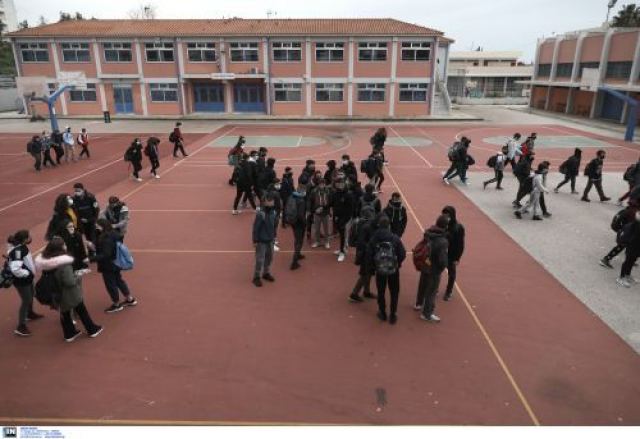 Λύκεια: Στις 17 Μαΐου τελειώνουν τα μαθήματα – Πότε ξεκινούν οι Πανελλήνιες και πότε οι ενδοσχολικές εξετάσεις