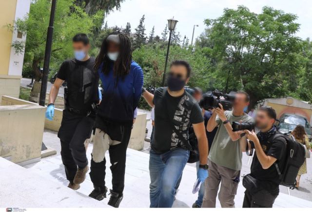 Στα εγκληματολογικά της ΕΛ.ΑΣ. τα τηλέφωνα του συλληφθέντα για εμπρησμό Βρετανού