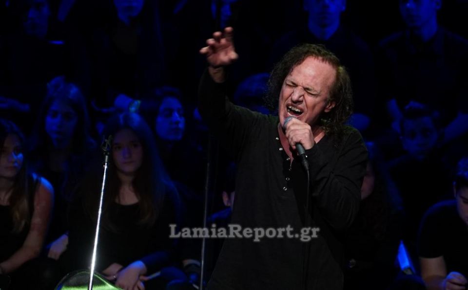 Μάγεψε ο Βασίλης Παπακωνσταντίνου στο Δημοτικό Θέατρο Λαμίας
