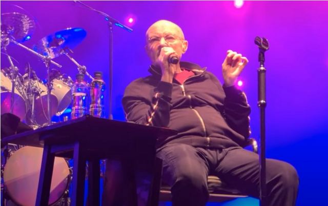 Φιλ Κόλινς: Τελευταία συναυλία για τους Genesis – Αποχαιρέτησε καθιστός το κοινό και αποθεώθηκε