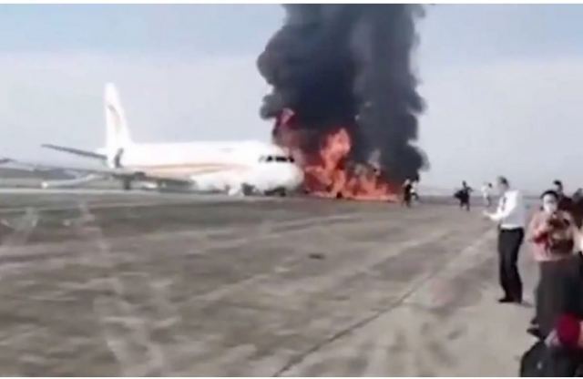 Κίνα: Αεροπλάνο βγήκε από τον διάδρομο και έπιασε φωτιά – Εικόνες πανικού