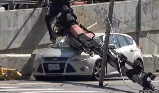 Σοκαριστικό βίντεο από τη Νέα Υόρκη: Γερανός έπεσε σε αυτοκίνητο - Άγιο είχε η οδηγός