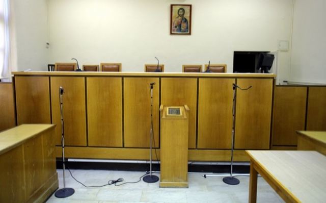 Απίστευτο: Συνελήφθη δικηγόρος μέσα στο δικαστήριο - Τι έκανε στα έδρανα που καθόταν