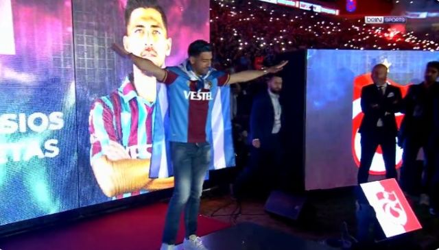 Τάσος Μπακασέτας: Με ελληνική σημαία και ζεϊμπέκικο στην φιέστα της Τράμπζονσπορ