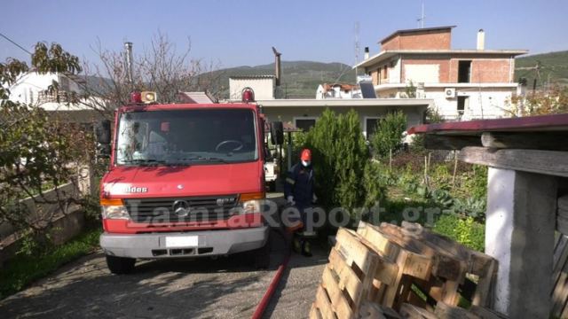 Λαμία: Πυρκαγιά σε σπίτι στο συνοικισμό Ευρυτάνων - Απομάκρυναν φιάλες προπανίου οι γείτονες