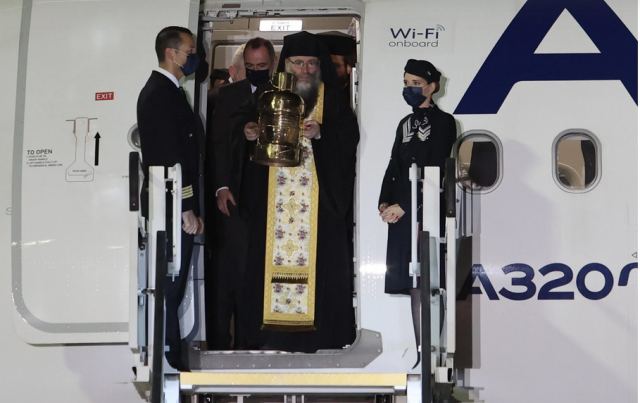 Έφθασε στην Αθήνα το Άγιο Φως – Πώς θα φθάσει σε κάθε γωνιά της Ελλάδας