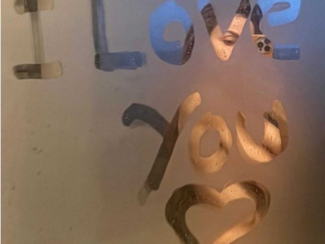 Ελένη Φουρέιρα: «Πρωταθλήτρια» του Αγίου Βαλεντίνου με γυμνή φωτογραφία στον θαμπωμένο καθρέφτη