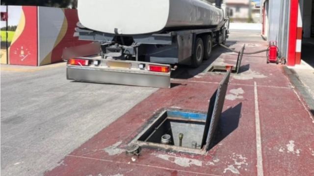 Έφοδος της ΕΛΑΣ σε πρατήριο της Αττικής: Εντοπίστηκαν κρυφές υπόγειες δεξαμενές, κατασχέθηκαν 14.800 λίτρα βενζίνης