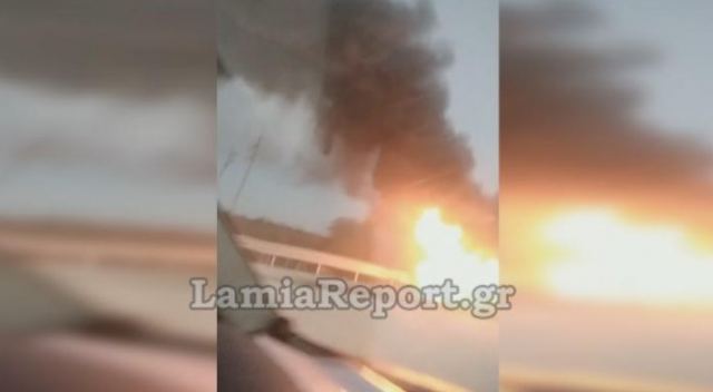 Λαμπάδιασε αυτοκίνητο έξω από τη Λαμία - ΒΙΝΤΕΟ