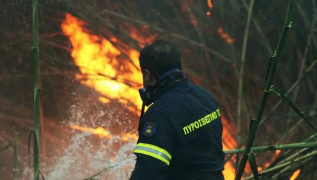 Μεγάλη φωτιά κοντά σε σπίτια στο Χαϊδάρι