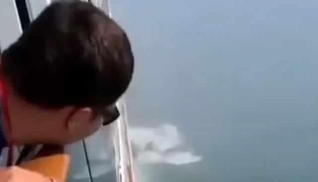 Κρουαζιερόπλοιο συγκρούστηκε με παγόβουνο στην Αλάσκα (ΒΙΝΤΕΟ)