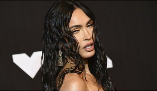 Μέγκαν Φοξ: Ημίγυμνη στην αγκαλιά της Κόρτνεϊ Καρντάσιαν - 