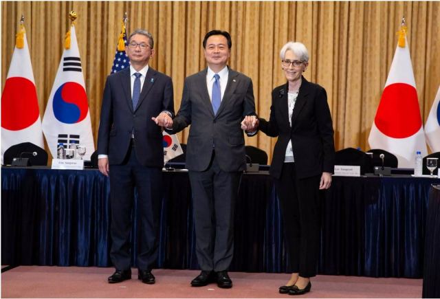 Βόρεια Κορέα: Βλέπει «ασιατικό ΝΑΤΟ» στη συμφωνία ΗΠΑ – Νότιας Κορέας και Ιαπωνίας για την άμυνα