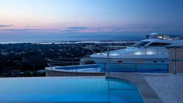 Σκάφος στο βουνό: Στη Λευκάδα νοικιάζεται το πιο περίεργο κατάλυμα του καλοκαιριού