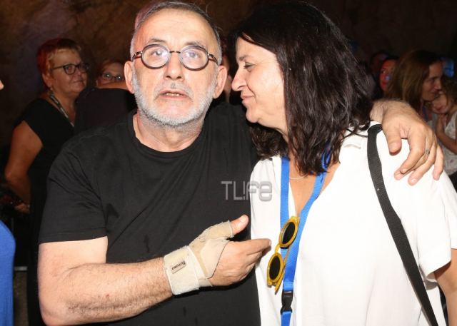 Θάνος Μικρούτσικος: Η σύζυγός του και ο γιος του στη μεγάλη συναυλία στο Βύρωνα [pics]