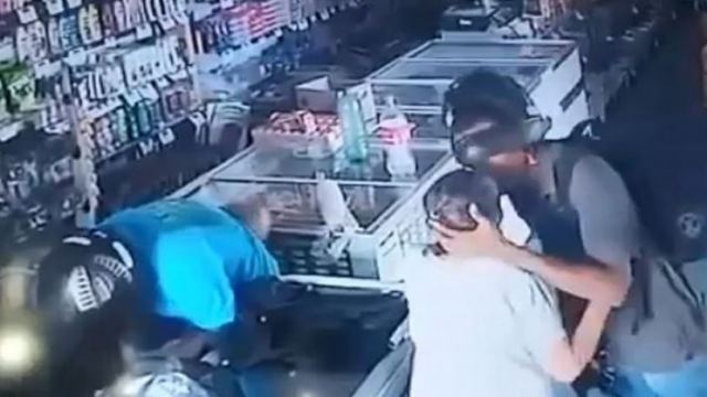 Ληστές με καλή καρδιά: Δεν δέχθηκαν τα χρήματα ηλικιωμένης, την φίλησαν για να ηρεμήσει (vid)