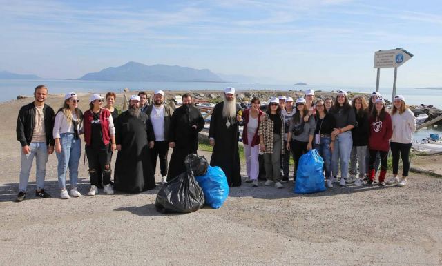 Φθιώτιδα: Ο Μητροπολίτης και τα παιδιά της κατασκήνωσης καθάρισαν την παραλία - ΦΩΤΟ