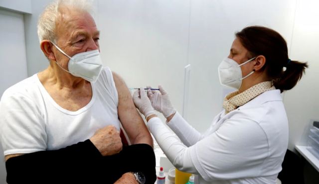 ΣτΕ: Συνταγματικά ανεκτός ο υποχρεωτικός εμβολιασμός και το πρόστιμο στους άνω των 60 ετών