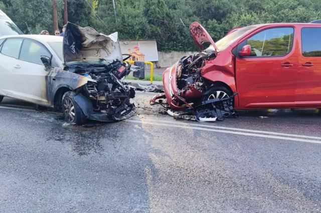 Χαλκιδική: Τροχαίο με ένα νεκρό και εφτά τραυματίες – Αυτοκίνητο συγκρούστηκε με mini bus