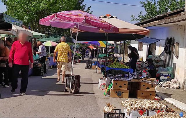 Ράχες: «Αποκλεισμένη» η παραλία λόγω λαϊκής - ΦΩΤΟ