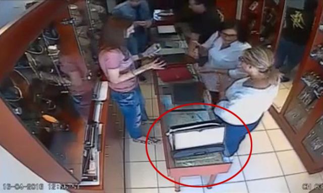 Δυο γυναίκες έχουν κατακλέψει τα κοσμηματοπωλεία - Μήπως τις αναγνωρίζετε; (ΒΙΝΤΕΟ)