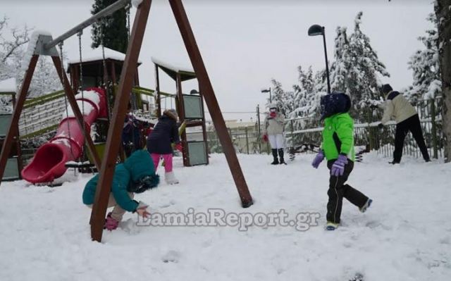 Βόλτα στη χιονισμένη Λαμία - ΒΙΝΤΕΟ