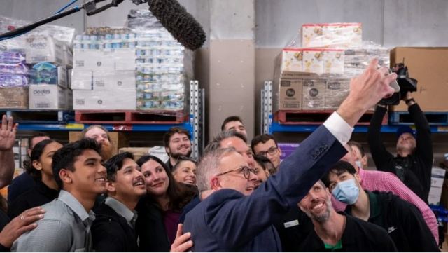 Άντονι Αλμπανέζι: Από τα παιδικά χρόνια στις εργατικές κατοικίες στον πρωθυπουργικό θώκο της Αυστραλίας