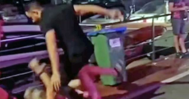 Απίστευτο σκηνικό: Νταήδες σε κλαμπ ξυλοκόπησαν κοπέλες, τις έδειραν και με τις ζώνες τους!