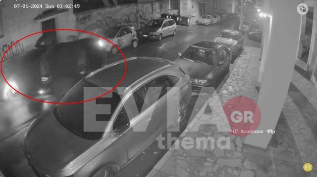 Αυτοκίνητο πέφτει σε σταθμευμένα και ανατρέπεται (ΒΙΝΤΕΟ)