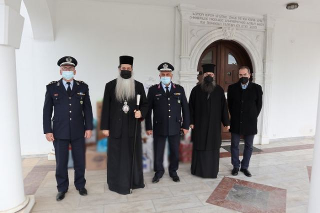 Στα Γηροκομεία της Ι.Μ. Φθιώτιδας και το Εκκλησιαστικό Σχολείο οι αστυνομικοί