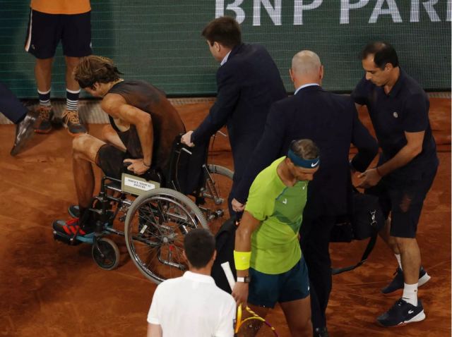 Ανατριχιαστικός τραυματισμός για Αλεξάντερ Ζβέρεφ, αποχώρησε με αναπηρικό καροτσάκι από τον ημιτελικό στο Roland Garros