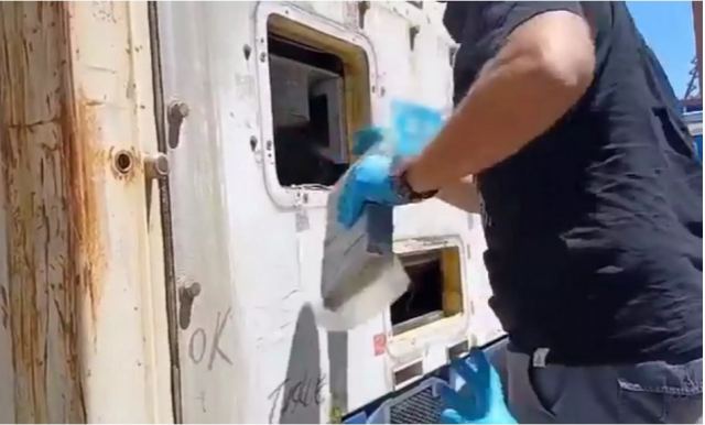 Περισσότερα από 17,5 κιλά κοκαΐνη στο λιμάνι του Πειραιά – Βρέθηκαν σε κοντέινερ