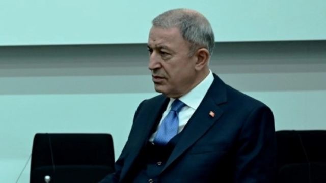 Bίντεο από το επεισόδιο μεταξύ Ελλήνων βουλευτών και Ακάρ: «Αρκετούς Έλληνες άκουσα»