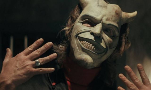 Ο Ίθαν Χοκ σκορπάει ανατριχίλες στο νέο τρέιλερ του «The Black Phone»