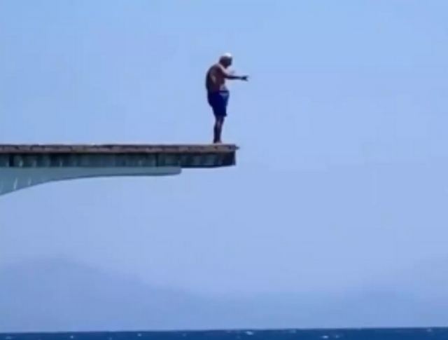 Ρόδος: Viral η βουτιά 92χρονου από βατήρα 6 μέτρων