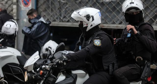 Πυροβολισμοί μέρα-μεσημέρι στην πλατεία Βάθη με έναν τραυματία