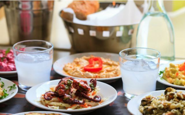 Πωλείται Μεζεδοπωλείο - Ουζερί στα Γαλανέικα