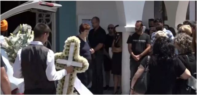 Ραφήνα: Λύγισαν συγγενείς και φίλοι στην κηδεία του 42χρονου που ξυλοκοπήθηκε μέχρι θανάτου