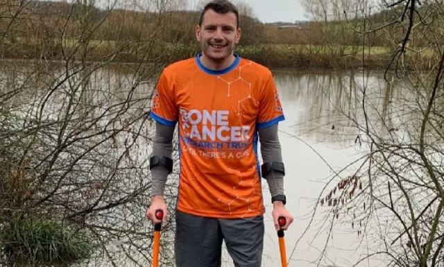 Νίκησε τον καρκίνο, έτρεξε τον μαραθώνιο του Λονδίνου με πατερίτσες και έκανε ρεκόρ