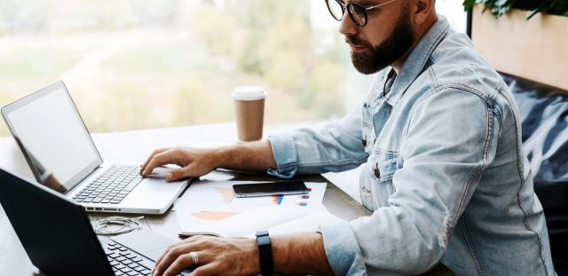 Πώς είναι να δουλεύεις ταυτόχρονα για 2 εργοδότες, τις ίδιες ώρες, χωρίς να το γνωρίζουν