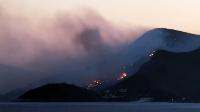 Εκκενώνονται δύο οικισμοί στη Σάμο - Προσπάθεια να ελεγχθεί η φωτιά