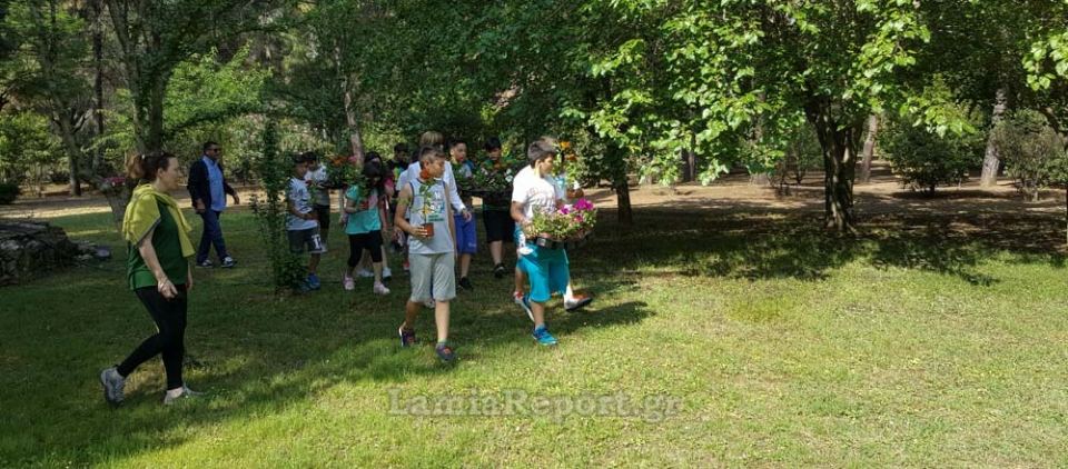 Λουτρά Υπάτης: Παντού χρώμα και λουλούδια με τη συμβολή όλων - Δείτε φωτογραφίες!